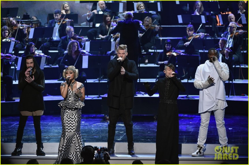 "Star Wars"ın tema şarkısını seslendiren Pentatonix grubu törende sahne aldı.